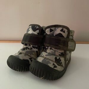 Toddler winter boots size 5.